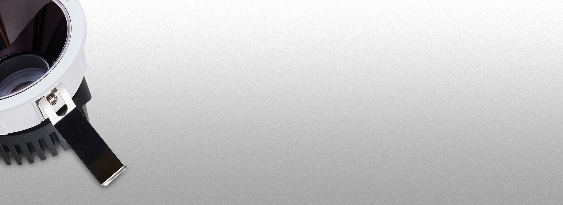 優(yōu)質(zhì)彈簧卡扣，穩(wěn)定牢固 自然融入天花板...